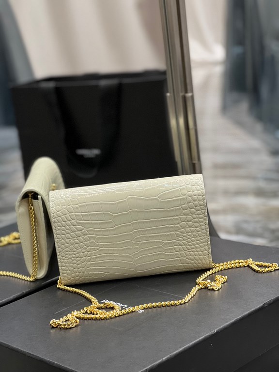 [In Stock Seconds      _ Mini Envelope BagThe most classic iconic metal logo with a detachable chain shoulder strap that doubles directly as a clutch! This model also comes with a small card case that can hold 45 cards n