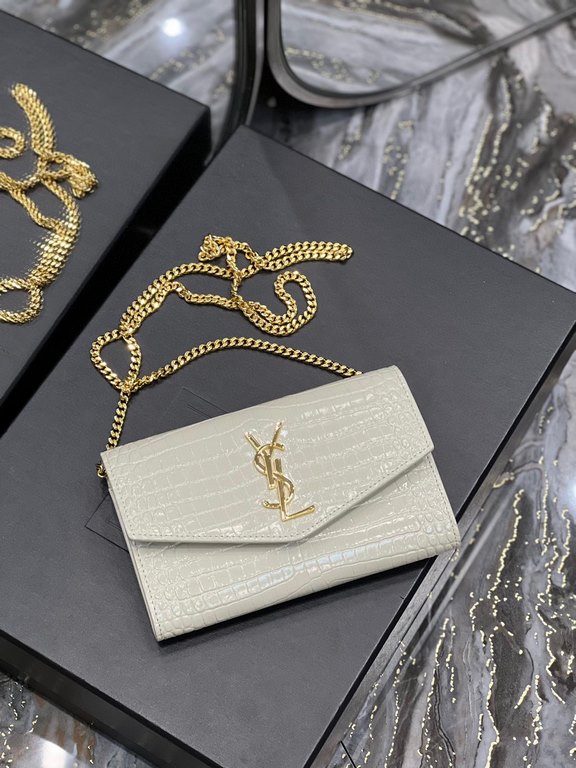 [In Stock Seconds      _ Mini Envelope BagThe most classic iconic metal logo with a detachable chain shoulder strap that doubles directly as a clutch! This model also comes with a small card case that can hold 45 cards n