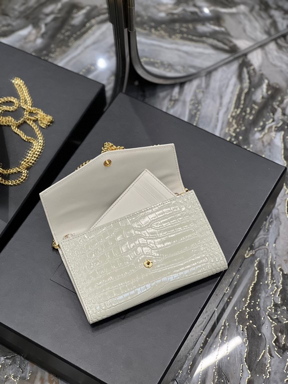 [In Stock Seconds      _ Mini Envelope BagThe most classic iconic metal logo with a detachable chain shoulder strap that doubles directly as a clutch! This model also comes with a small card case that can hold 45 cards n