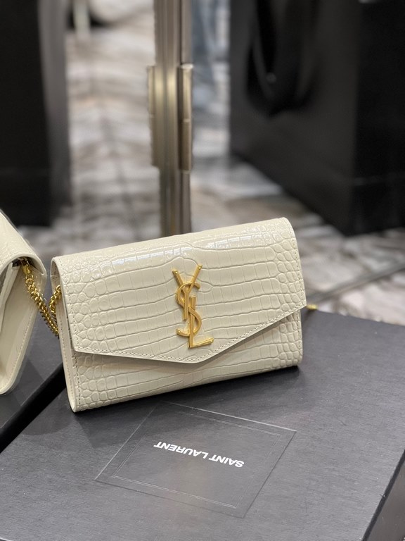 [In Stock Seconds      _ Mini Envelope BagThe most classic iconic metal logo with a detachable chain shoulder strap that doubles directly as a clutch! This model also comes with a small card case that can hold 45 cards n