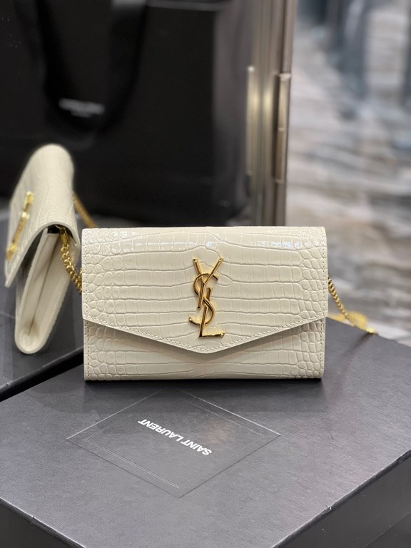 [In Stock Seconds      _ Mini Envelope BagThe most classic iconic metal logo with a detachable chain shoulder strap that doubles directly as a clutch! This model also comes with a small card case that can hold 45 cards n