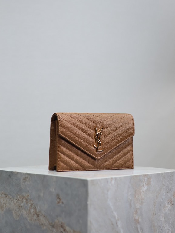 Caramelized Gold Button Caviar_woc small size envelope bag is coming, when it comes to envelope bag, this one from Y family must have the name! The whole bag is made of Italian cowhide leather, with a three-dimensional s