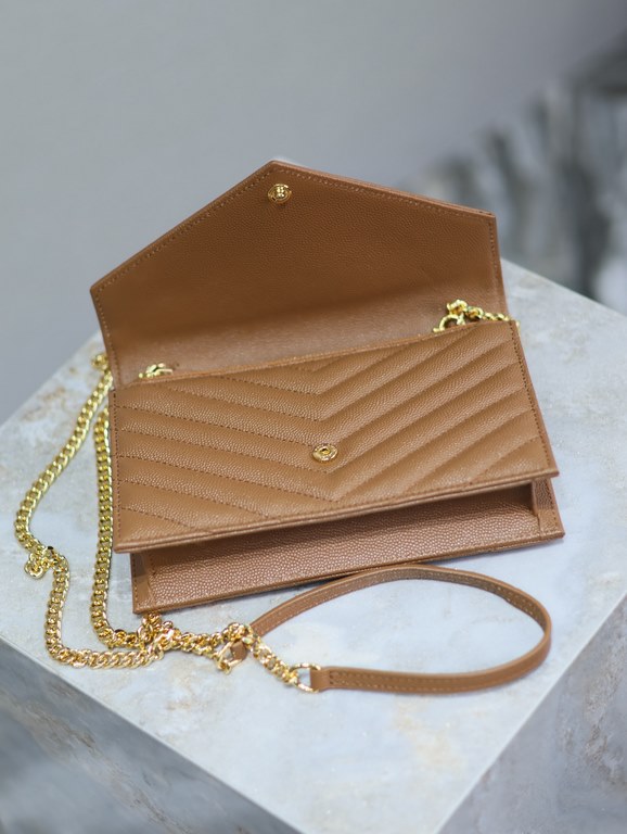 Caramelized Gold Button Caviar_woc small size envelope bag is coming, when it comes to envelope bag, this one from Y family must have the name! The whole bag is made of Italian cowhide leather, with a three-dimensional s