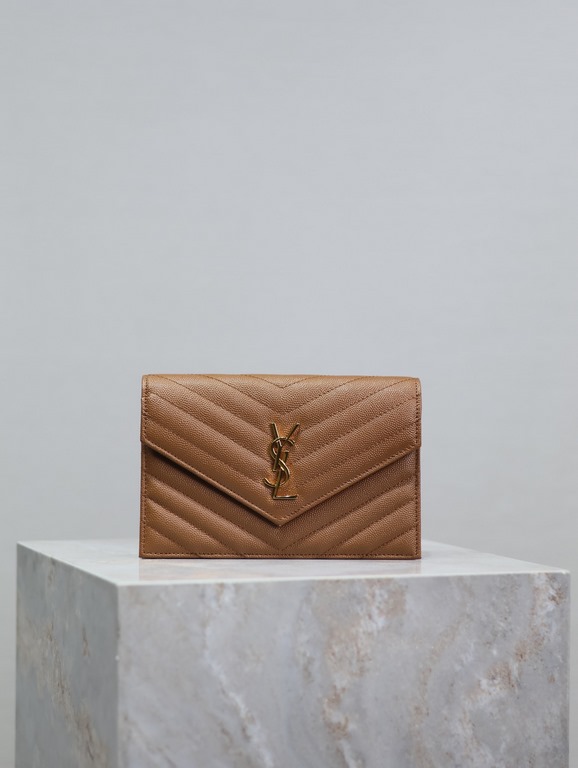 Caramelized Gold Button Caviar_woc small size envelope bag is coming, when it comes to envelope bag, this one from Y family must have the name! The whole bag is made of Italian cowhide leather, with a three-dimensional s