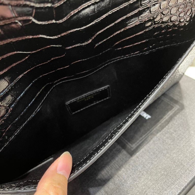 [In-stock SecondsUptown_New Clutch BagThe most classic iconic metal logo, imported Italian cowhide, simple and no loss of high-end, with casual style or lady style or suit can hold, go out with a hand on the ok ~ [with b