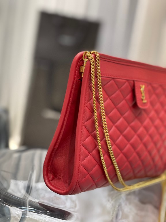 [In stock in seconds]              _chainclutch bagThe newest item for Spring 2021, I fell in love with this bag as soon as I saw it! The bag features a square quilted design with a delicate signature monogram, and the o