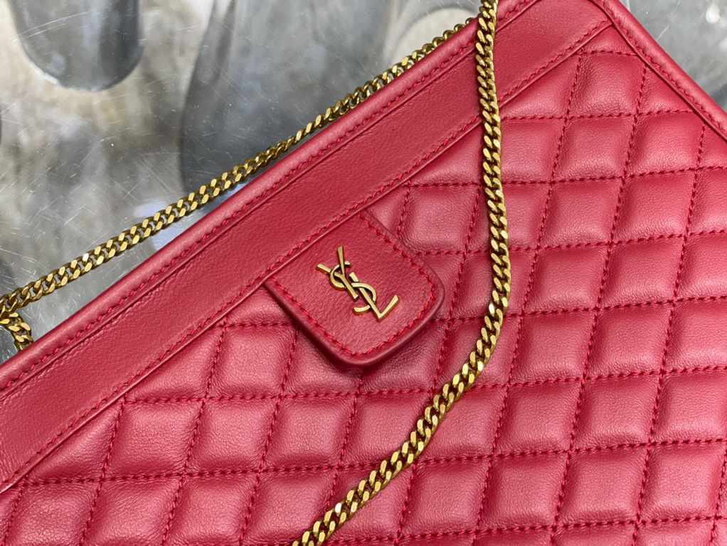 [In stock in seconds]              _chainclutch bagThe newest item for Spring 2021, I fell in love with this bag as soon as I saw it! The bag features a square quilted design with a delicate signature monogram, and the o