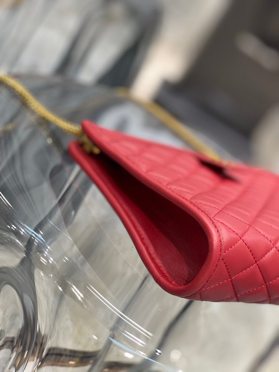 [In stock in seconds]              _chainclutch bagThe newest item for Spring 2021, I fell in love with this bag as soon as I saw it! The bag features a square quilted design with a delicate signature monogram, and the o