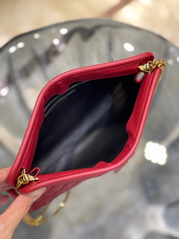 [In stock in seconds]              _chainclutch bagThe newest item for Spring 2021, I fell in love with this bag as soon as I saw it! The bag features a square quilted design with a delicate signature monogram, and the o