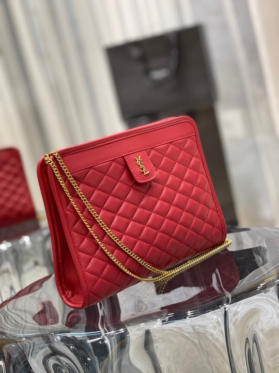 [In stock in seconds]              _chainclutch bagThe newest item for Spring 2021, I fell in love with this bag as soon as I saw it! The bag features a square quilted design with a delicate signature monogram, and the o