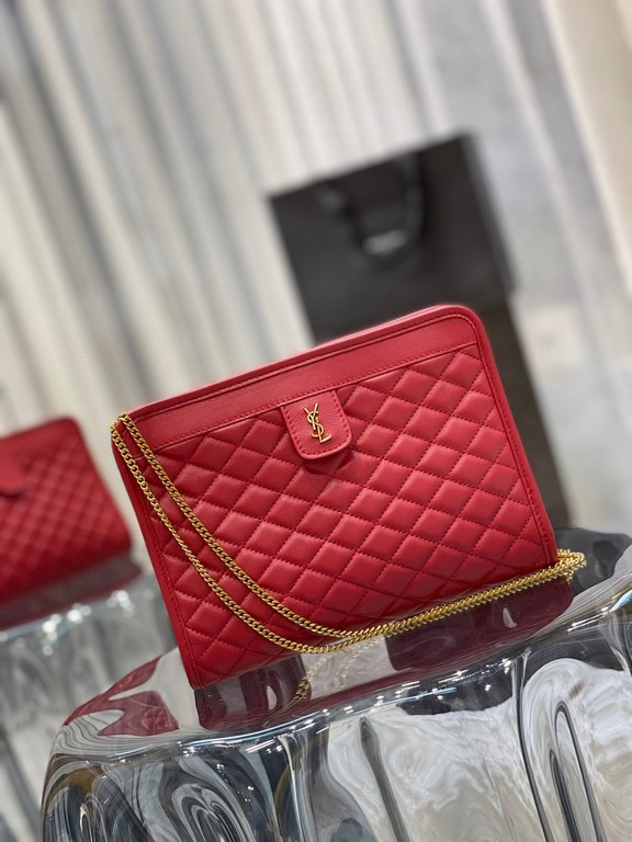 [In stock in seconds]              _chainclutch bagThe newest item for Spring 2021, I fell in love with this bag as soon as I saw it! The bag features a square quilted design with a delicate signature monogram, and the o