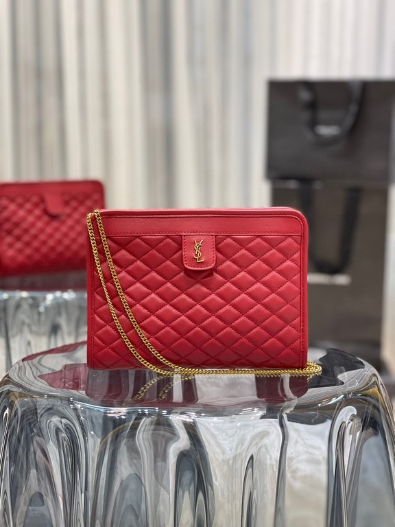 [In stock in seconds]              _chainclutch bagThe newest item for Spring 2021, I fell in love with this bag as soon as I saw it! The bag features a square quilted design with a delicate signature monogram, and the o