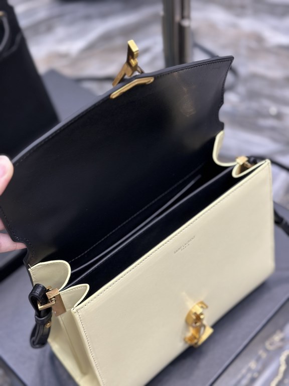 【NEW】Black with Rice Gold BuckleCASSANDRA_Italian imported cowhide, soft and natural glossy cowhide, quite a bit of retro flavor, the most most most most attractive to me is this rotating lock buckle! Super special! More