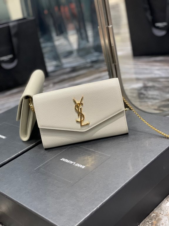 [In Stock Seconds      _ Mini Envelope BagThe most classic iconic metal logo with a detachable chain shoulder strap that doubles directly as a clutch! This model also comes with a small card case that can hold 45 cards n