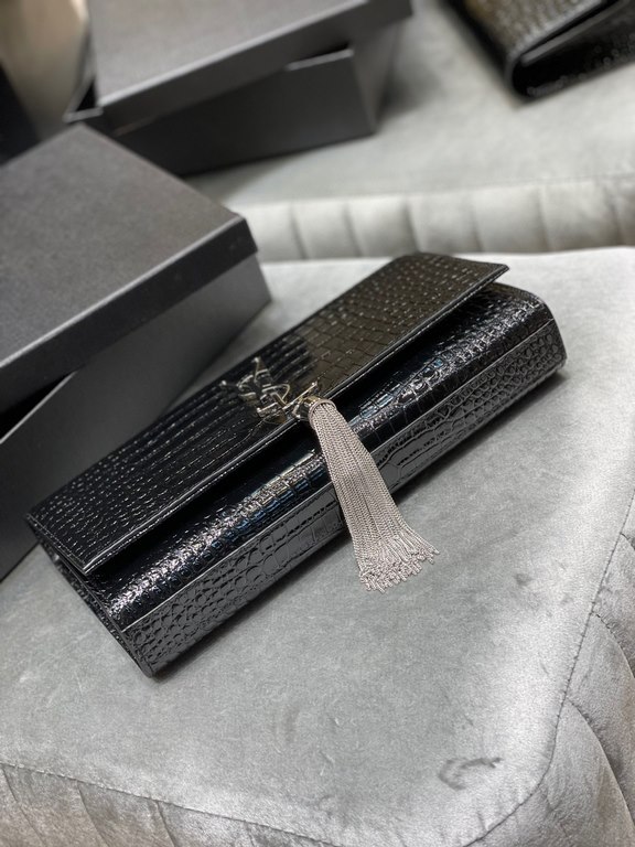 [In stock in seconds]             _Clutch bagClassic flap clutch    highly representative metal logo logo, imported Italian crocodile grain cowhide leather, simple tassel decoration, the overall low-key exquisite and ver