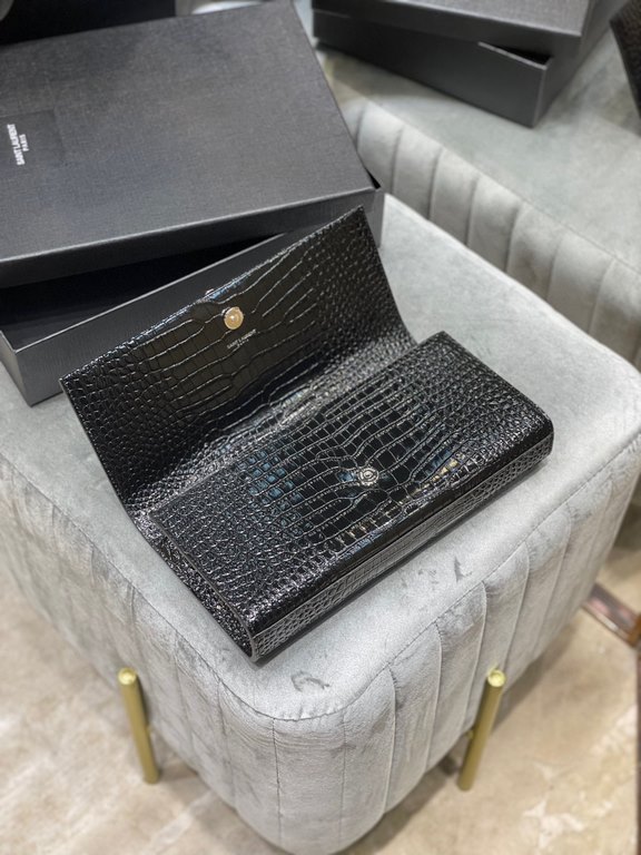 [In stock in seconds]             _Clutch bagClassic flap clutch    highly representative metal logo logo, imported Italian crocodile grain cowhide leather, simple tassel decoration, the overall low-key exquisite and ver