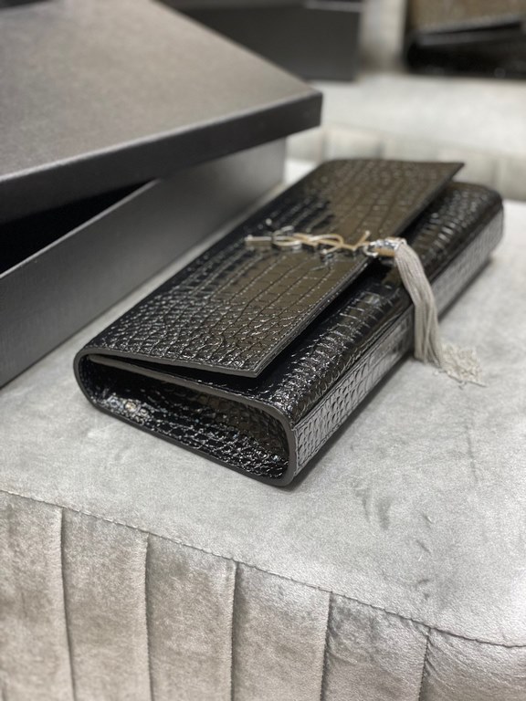 [In stock in seconds]             _Clutch bagClassic flap clutch    highly representative metal logo logo, imported Italian crocodile grain cowhide leather, simple tassel decoration, the overall low-key exquisite and ver