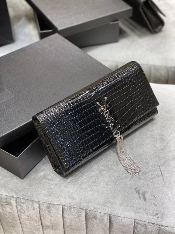 [In stock in seconds]             _Clutch bagClassic flap clutch    highly representative metal logo logo, imported Italian crocodile grain cowhide leather, simple tassel decoration, the overall low-key exquisite and ver