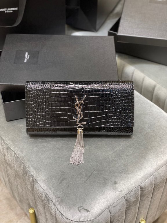 [In stock in seconds]             _Clutch bagClassic flap clutch    highly representative metal logo logo, imported Italian crocodile grain cowhide leather, simple tassel decoration, the overall low-key exquisite and ver