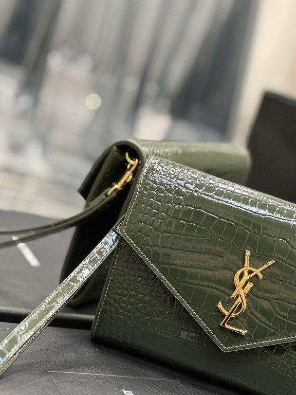 NEW】New ColorMONOGRAM_Crocodile Print Clutch BagWith removable wrist strap, premium glossy crocodile print cowhide embossed, 100% imported calf leather, grosgrain lining, flat pocket inside the bag! A must-have item when