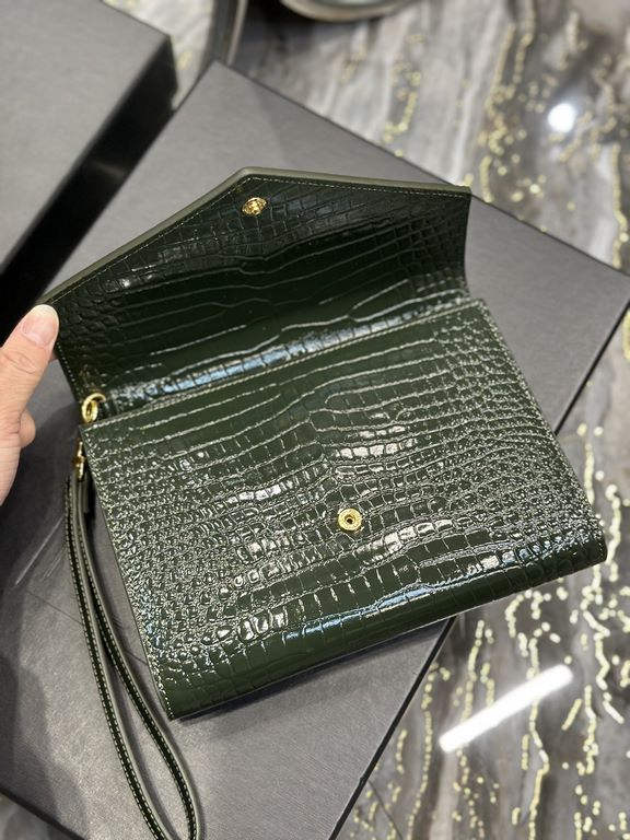 NEW】New ColorMONOGRAM_Crocodile Print Clutch BagWith removable wrist strap, premium glossy crocodile print cowhide embossed, 100% imported calf leather, grosgrain lining, flat pocket inside the bag! A must-have item when