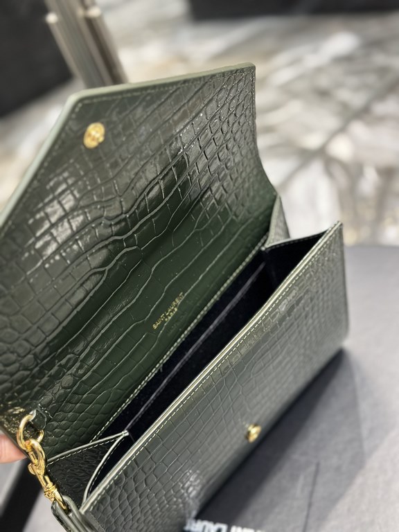 NEW】New ColorMONOGRAM_Crocodile Print Clutch BagWith removable wrist strap, premium glossy crocodile print cowhide embossed, 100% imported calf leather, grosgrain lining, flat pocket inside the bag! A must-have item when