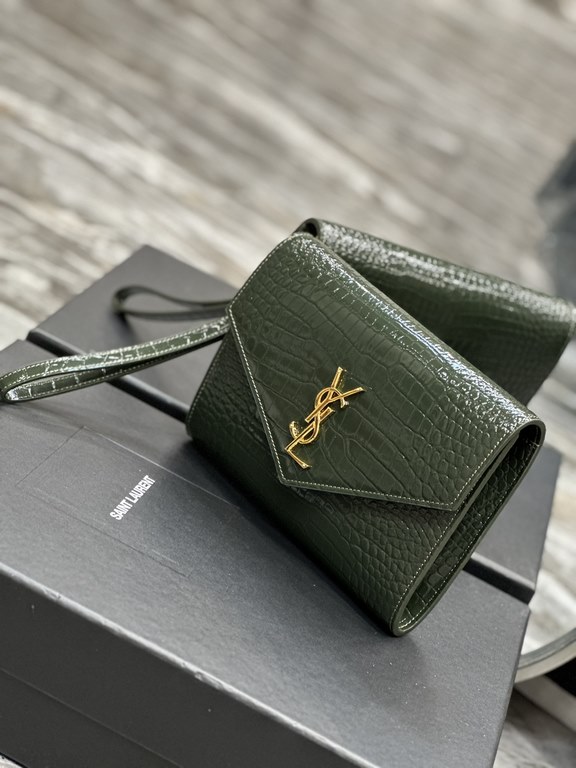 NEW】New ColorMONOGRAM_Crocodile Print Clutch BagWith removable wrist strap, premium glossy crocodile print cowhide embossed, 100% imported calf leather, grosgrain lining, flat pocket inside the bag! A must-have item when