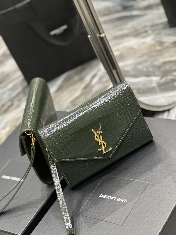 NEW】New ColorMONOGRAM_Crocodile Print Clutch BagWith removable wrist strap, premium glossy crocodile print cowhide embossed, 100% imported calf leather, grosgrain lining, flat pocket inside the bag! A must-have item when