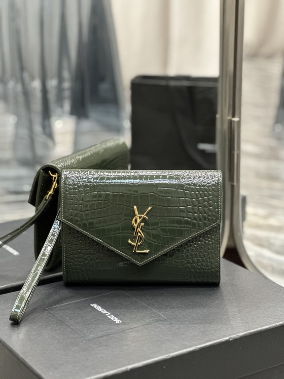 NEW】New ColorMONOGRAM_Crocodile Print Clutch BagWith removable wrist strap, premium glossy crocodile print cowhide embossed, 100% imported calf leather, grosgrain lining, flat pocket inside the bag! A must-have item when