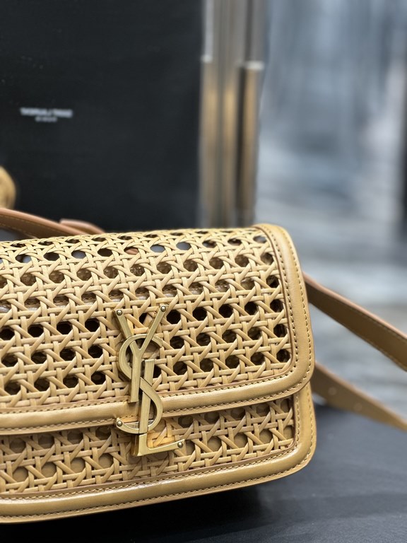 ]Almond Bamboo Woven with Cowhide Leather_19cmMust fire models, not yet listed on the attack on the entire fashion circle, nostalgic left bank, inspired by the Paris left bank street name Rue De Solferino for the name! T