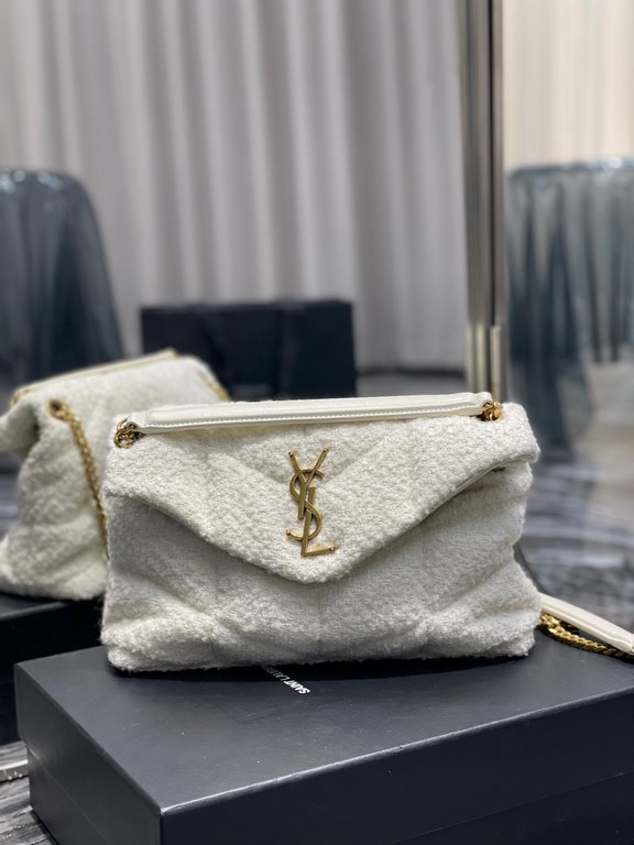 [In stock in seconds]Autumn and winter tweed models out la   ♀Opened up Loulou puffer launched a new tweed flower with leather series   ♀The designer still expresses the bag type as gentle and elastic, expressing more wa