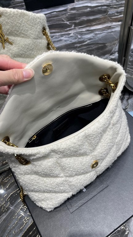 [In stock in seconds]Autumn and winter tweed models out la   ♀Opened up Loulou puffer launched a new tweed flower with leather series   ♀The designer still expresses the bag type as gentle and elastic, expressing more wa