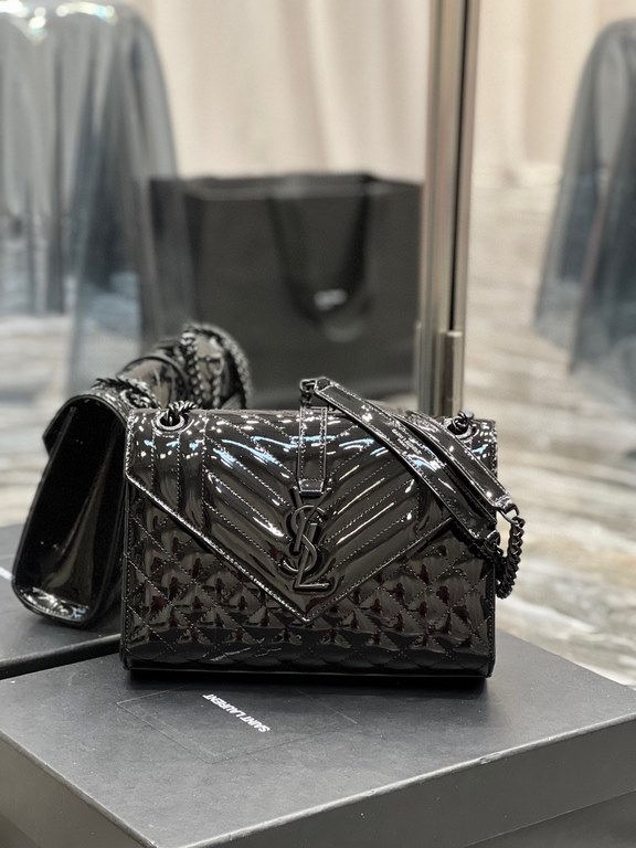 [In-stock in seconds]#Envelope# Black patent leather with black buckleMedium Quilted Leather Envelope BagClassic is timeless, the beauty of the heavenly V grain spelling diamond pattern, Italian cowhide leather with eye-