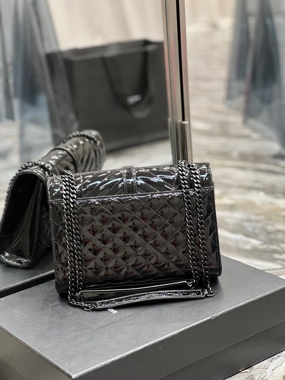 [In-stock in seconds]#Envelope# Black patent leather with black buckleMedium Quilted Leather Envelope BagClassic is timeless, the beauty of the heavenly V grain spelling diamond pattern, Italian cowhide leather with eye-