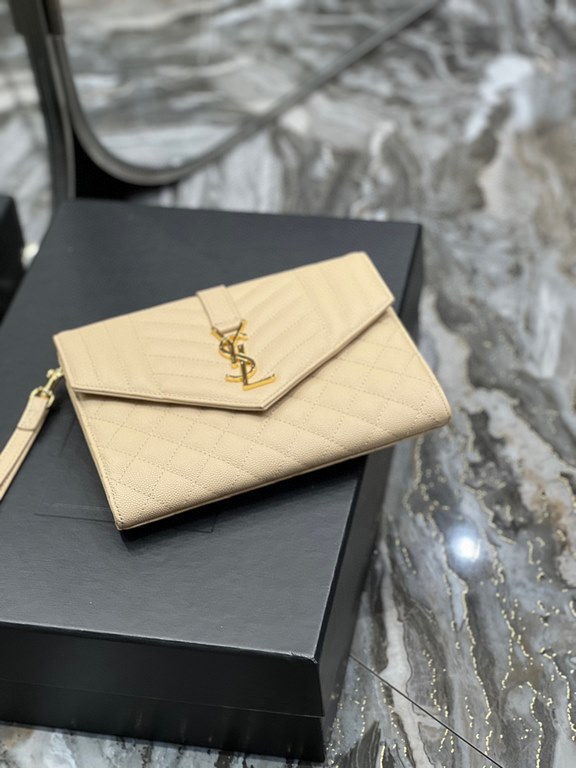 [In-stock seconds]        _ Caviar Clutch with Removable Wrist Strap, Wearable Caviar Pattern. 100% imported calf leather, grosgrain lining, flat pocket inside the bag! A must-have item for going out! Very, very versatil