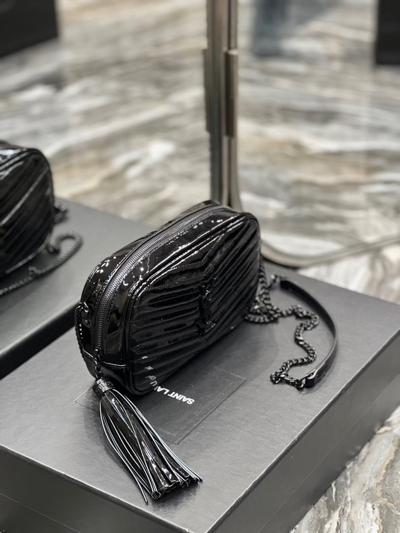 [In stock in seconds]Black patent leather with black buckle_            Top imported cowhide leather camera bag, ZP open molded and typed to be exactly the same! Very delicate! With fashion tassel charm! Leather inside a