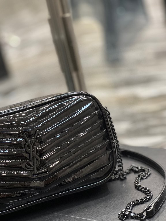 [In stock in seconds]Black patent leather with black buckle_            Top imported cowhide leather camera bag, ZP open molded and typed to be exactly the same! Very delicate! With fashion tassel charm! Leather inside a