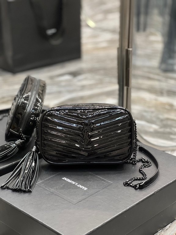 [In stock in seconds]Black patent leather with black buckle_            Top imported cowhide leather camera bag, ZP open molded and typed to be exactly the same! Very delicate! With fashion tassel charm! Leather inside a