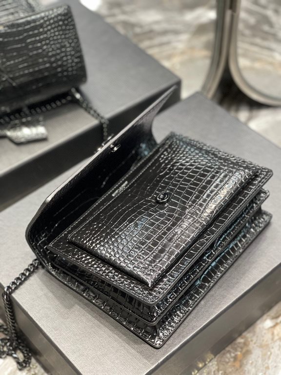 [In stock in seconds]              #Black with black buckle #Unbeatable classic model crocodile print sunset bag! Out for such a long time the heat is still unabated, it can be seen that it is loved to an extraordinary d