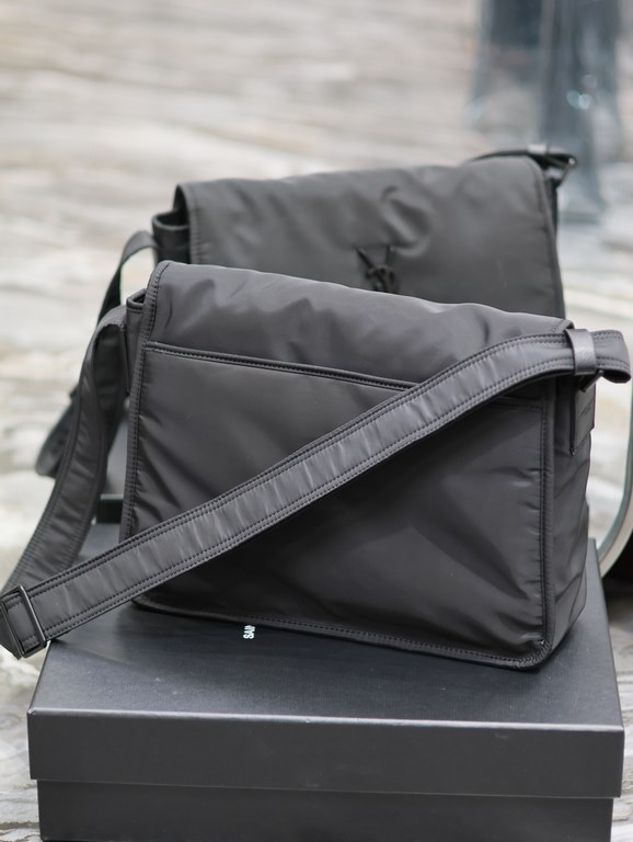 Niki_32cm NylonSalt collegiate style shoulder bag for both men and women.Lightweight nylon fabric overall low-key luxury and versatile Commuter bag type can be casual or salt black logo design is more simple Shoulder str