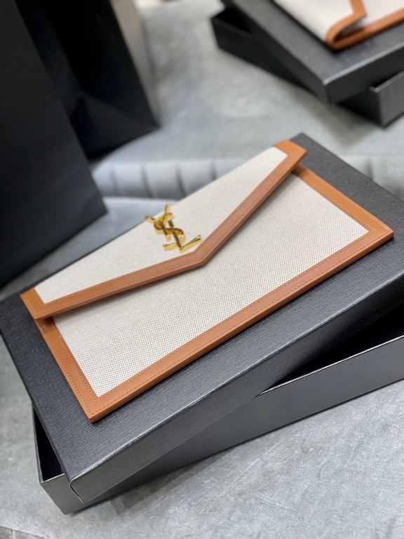 [Spot Seconds]      _New Clutch BagThe most classic iconic metal logo, imported Italian cowhide, simple and no loss of high-end, with casual style or lady style or suit can hold, go out with a hand on the ok ~ [with box]