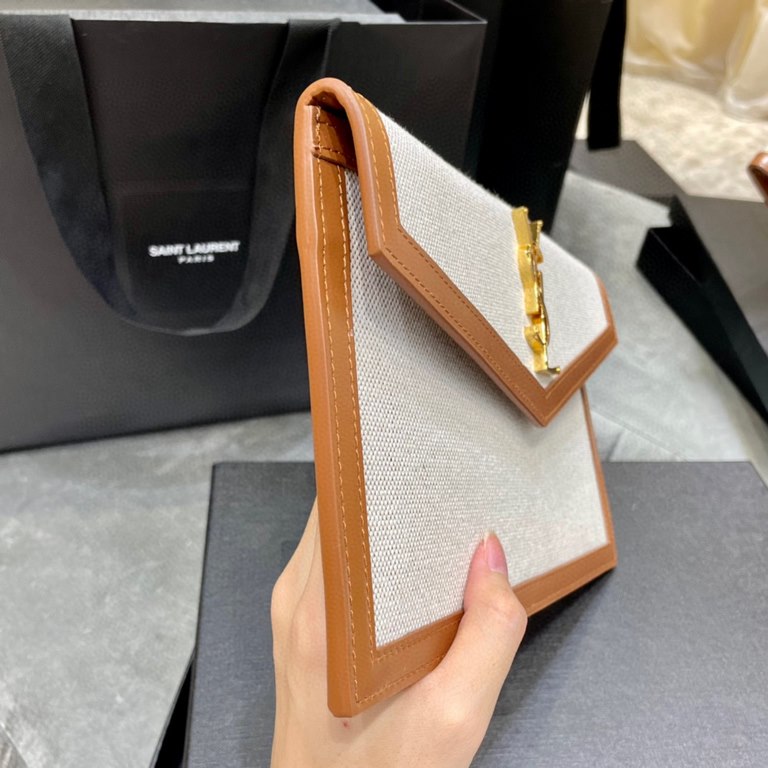 [Spot Seconds]      _New Clutch BagThe most classic iconic metal logo, imported Italian cowhide, simple and no loss of high-end, with casual style or lady style or suit can hold, go out with a hand on the ok ~ [with box]