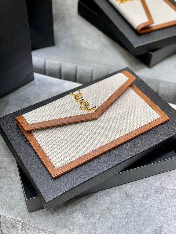 [Spot Seconds]      _New Clutch BagThe most classic iconic metal logo, imported Italian cowhide, simple and no loss of high-end, with casual style or lady style or suit can hold, go out with a hand on the ok ~ [with box]