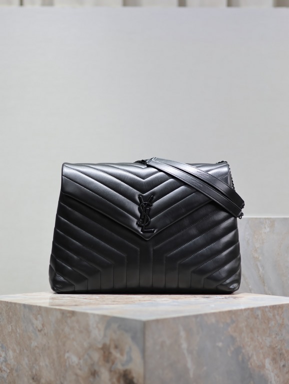 [Black Black BuckleLouLou_LargeLook at a glance to fall into the big bag   self-weight sense of light capacity is very large Imported Italian delicate cowhide, flap magnetic buckle design is convenient and safe Various K