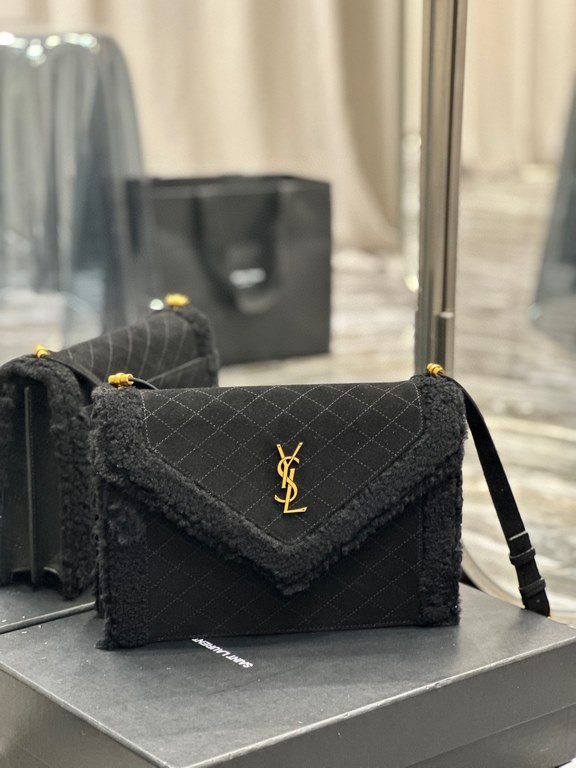 [In stock in secondsGABY_Quilted Textured Envelope BagBlack suede with lamb's wool modelItalian imported suede with lamb's wool, fine handmade with care, exclusive customized metal Y family logo highlights the personalit