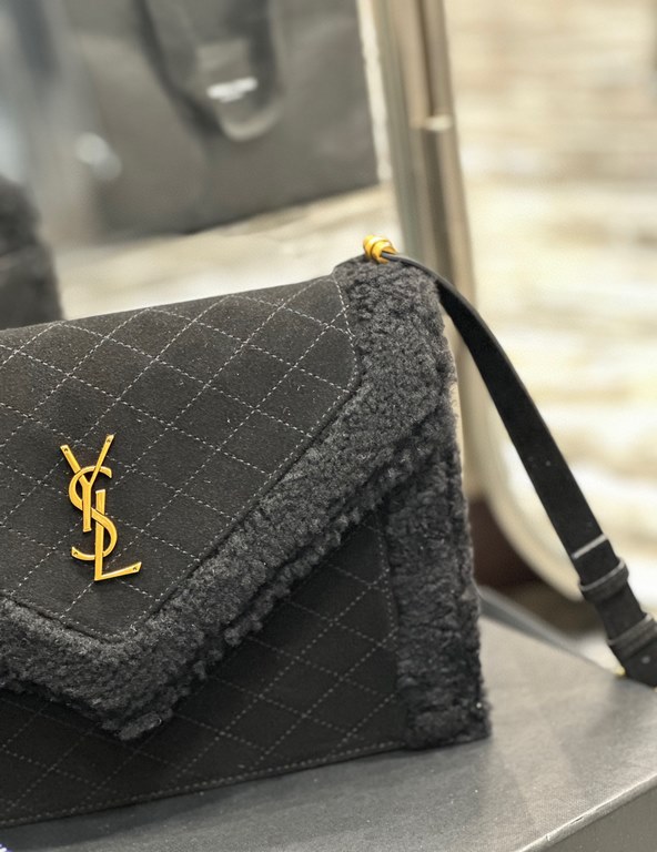 [In stock in secondsGABY_Quilted Textured Envelope BagBlack suede with lamb's wool modelItalian imported suede with lamb's wool, fine handmade with care, exclusive customized metal Y family logo highlights the personalit