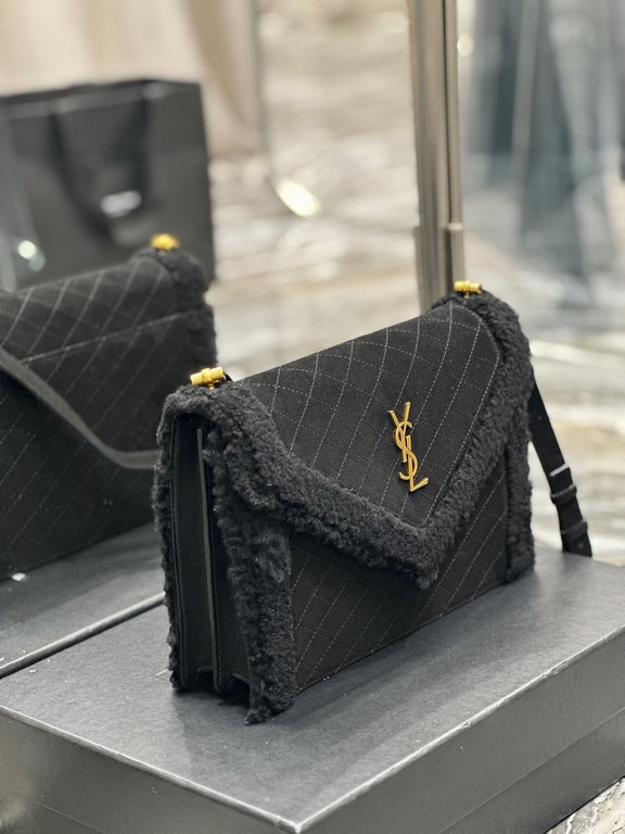 [In stock in secondsGABY_Quilted Textured Envelope BagBlack suede with lamb's wool modelItalian imported suede with lamb's wool, fine handmade with care, exclusive customized metal Y family logo highlights the personalit