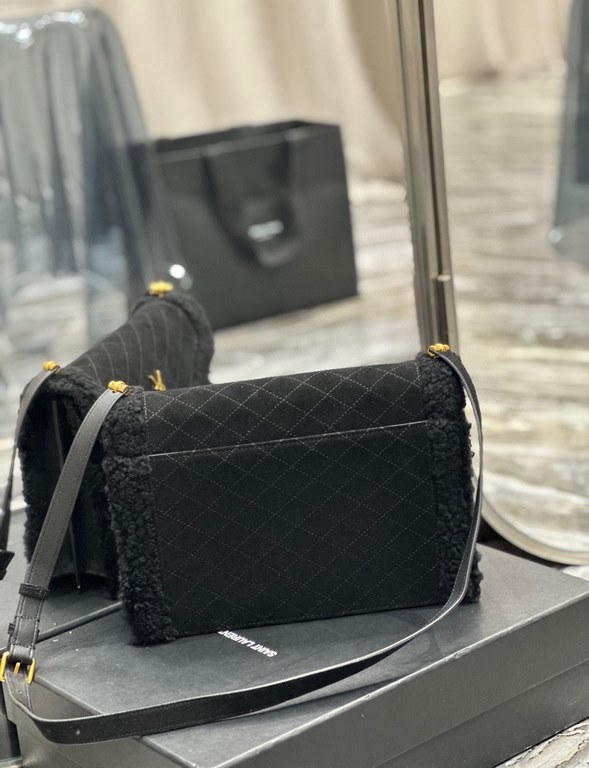 [In stock in secondsGABY_Quilted Textured Envelope BagBlack suede with lamb's wool modelItalian imported suede with lamb's wool, fine handmade with care, exclusive customized metal Y family logo highlights the personalit