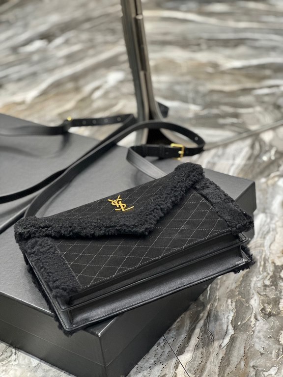 [In stock in secondsGABY_Quilted Textured Envelope BagBlack suede with lamb's wool modelItalian imported suede with lamb's wool, fine handmade with care, exclusive customized metal Y family logo highlights the personalit