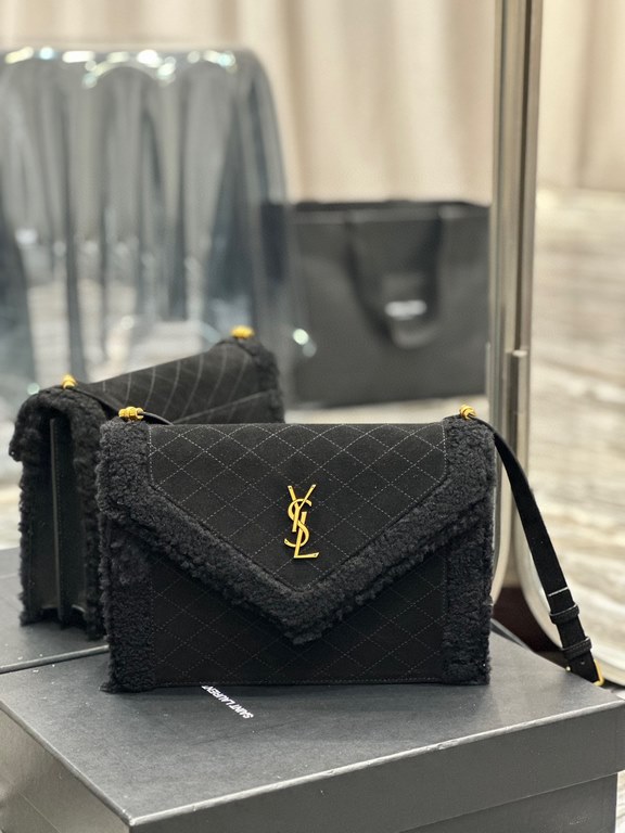 [In stock in secondsGABY_Quilted Textured Envelope BagBlack suede with lamb's wool modelItalian imported suede with lamb's wool, fine handmade with care, exclusive customized metal Y family logo highlights the personalit